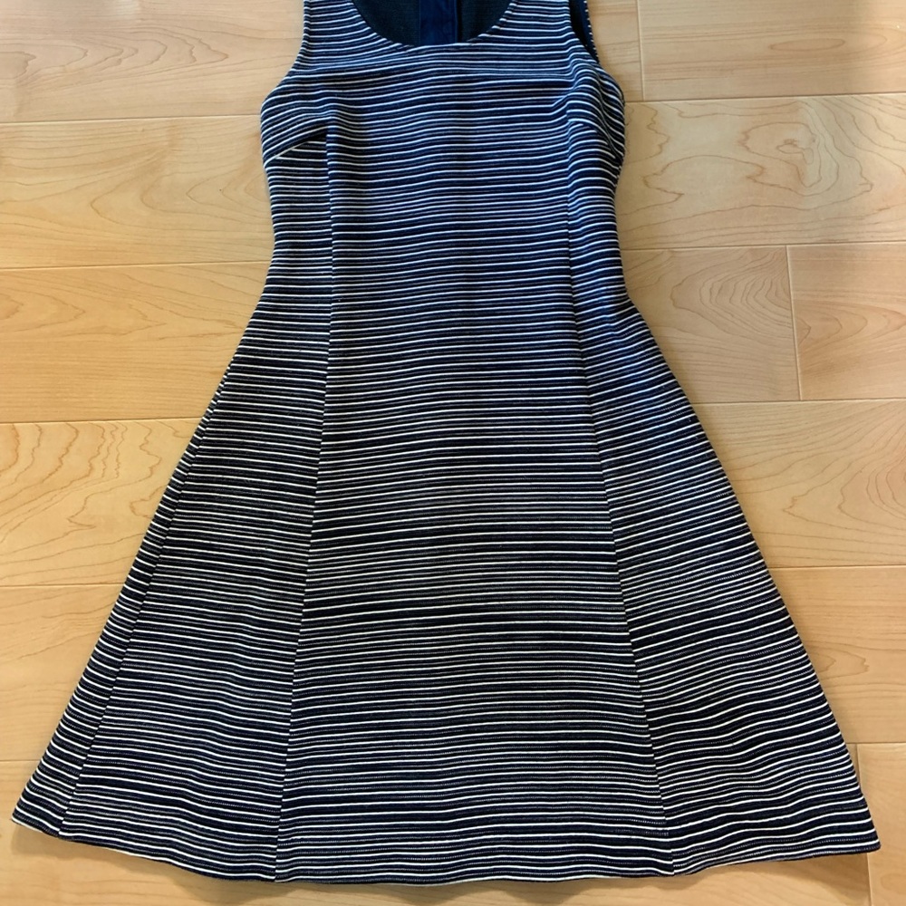 ✨HP✨ 🌻 2/$10 Banana Republic navy blue and white striped dress size 6 - Picture 2 of 10